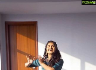 Anupama Parameswaran Instagram - Come let’s go #brindhavanam … 🦚♥️ And don’t forget to tag me with this hashtag so that I can watch them , enjoy them and share them too♥️ Love and hugs 😘 #rowdyboys on jan14th 😁
