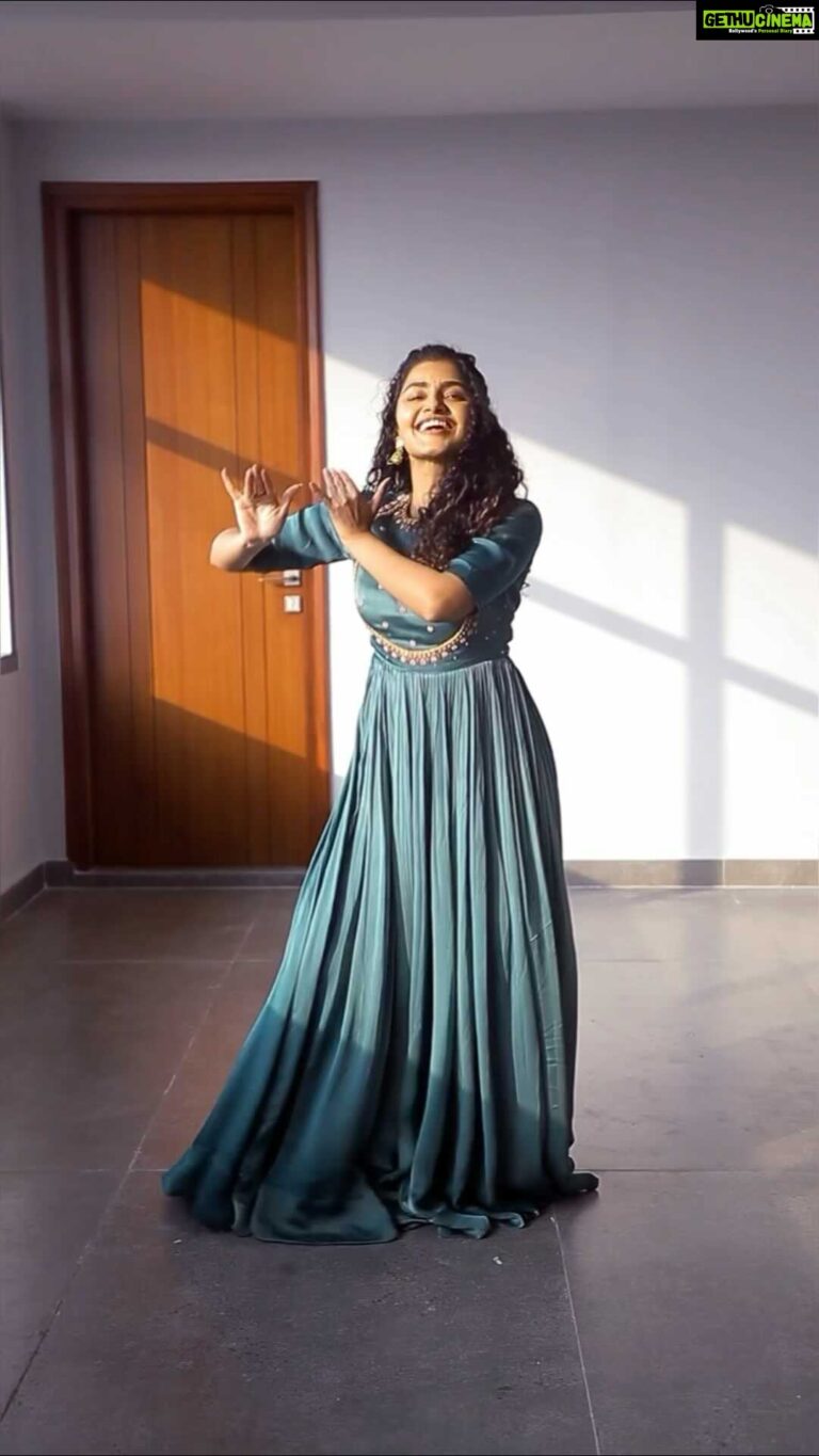 Anupama Parameswaran Instagram - Come let’s go #brindhavanam … 🦚♥️ And don’t forget to tag me with this hashtag so that I can watch them , enjoy them and share them too♥️ Love and hugs 😘 #rowdyboys on jan14th 😁
