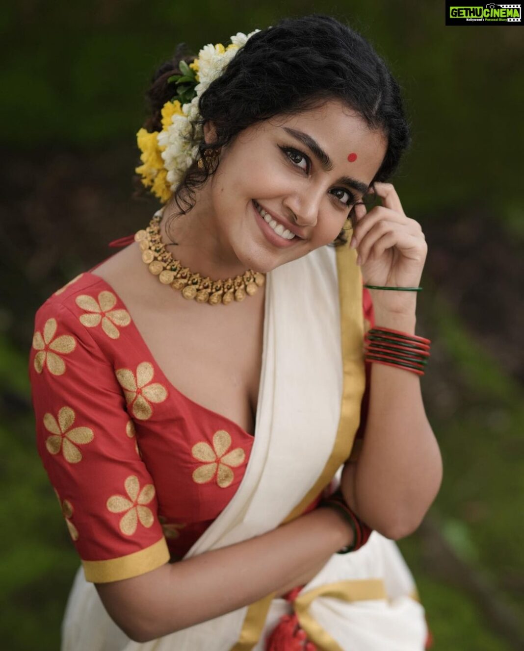 Anupama Parameswaran Instagram - Onasamsakal 🌸🌺🌼 @poornimaindrajith X @jiksonphotography Edits @lightsoncreations @made_for_hers Irinjalakuda