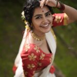 Anupama Parameswaran Instagram - Happy Onam 🌸🌺🌼🌿 Wearing @poornimaindrajith ♥️♥️♥️ Captured by @jiksonphotography 🔥🔥🔥 @lightsoncreations Necklace @made_for_hers Make up and styling by me and my amma @sunithaparameswaran75 🥰 Irinjalakuda