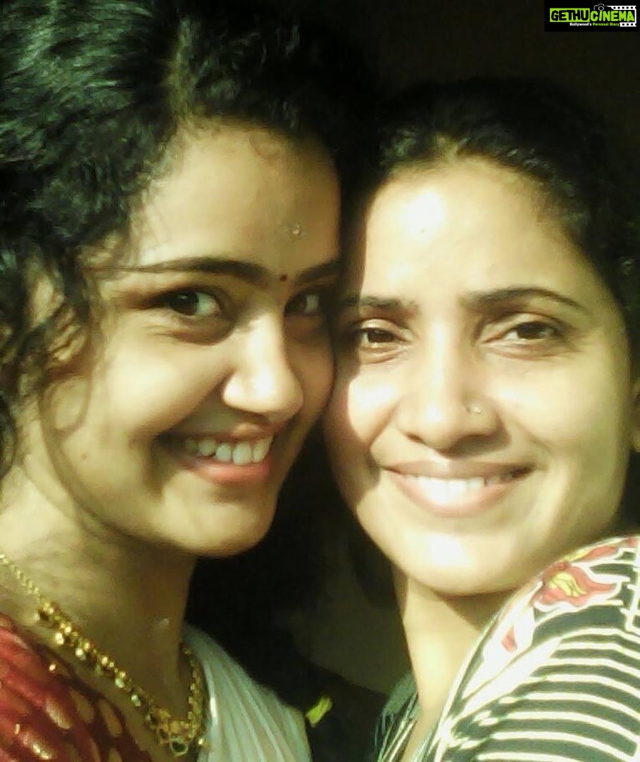 Anupama Parameswaran Instagram - Happiest birthday to the cutest thing ever ♥️ Love you amma ♥️ can’t wait to come home and partyyyyyyy 🎉 😭♥️ @sunithaparameswaran75 #throwback to my naughty tooth days 😝