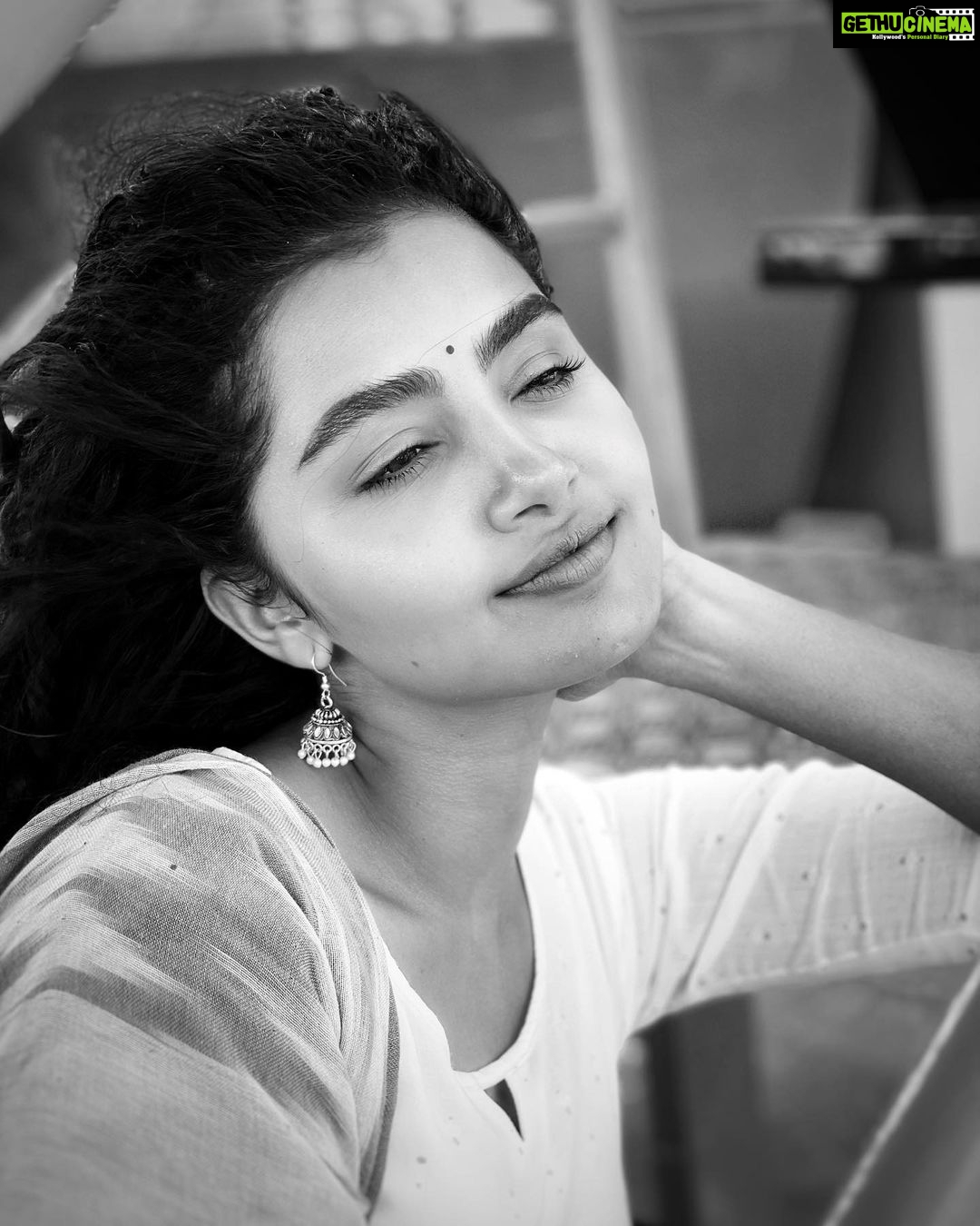 Anupama Parameswaran Instagram - Not the best picture ever... this was a moment of exhaustion and satisfaction ...and I found it worth to be shared ...the luxury,the fame, the love all that I get is just because of u all ... I am thankful to the universe and you all for making me what I am today ... every day has been a challenge and trust me I am enjoying every bit of it ... and I promise to give my career and you all , the best ... thanks again ♥️