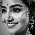 Anupama Parameswaran Instagram - Flaunting my smile and my Rs.30 ear piece 😬 PC and makeup @shelarpravin99 Thanks @koli_sarika7313 for saving the day