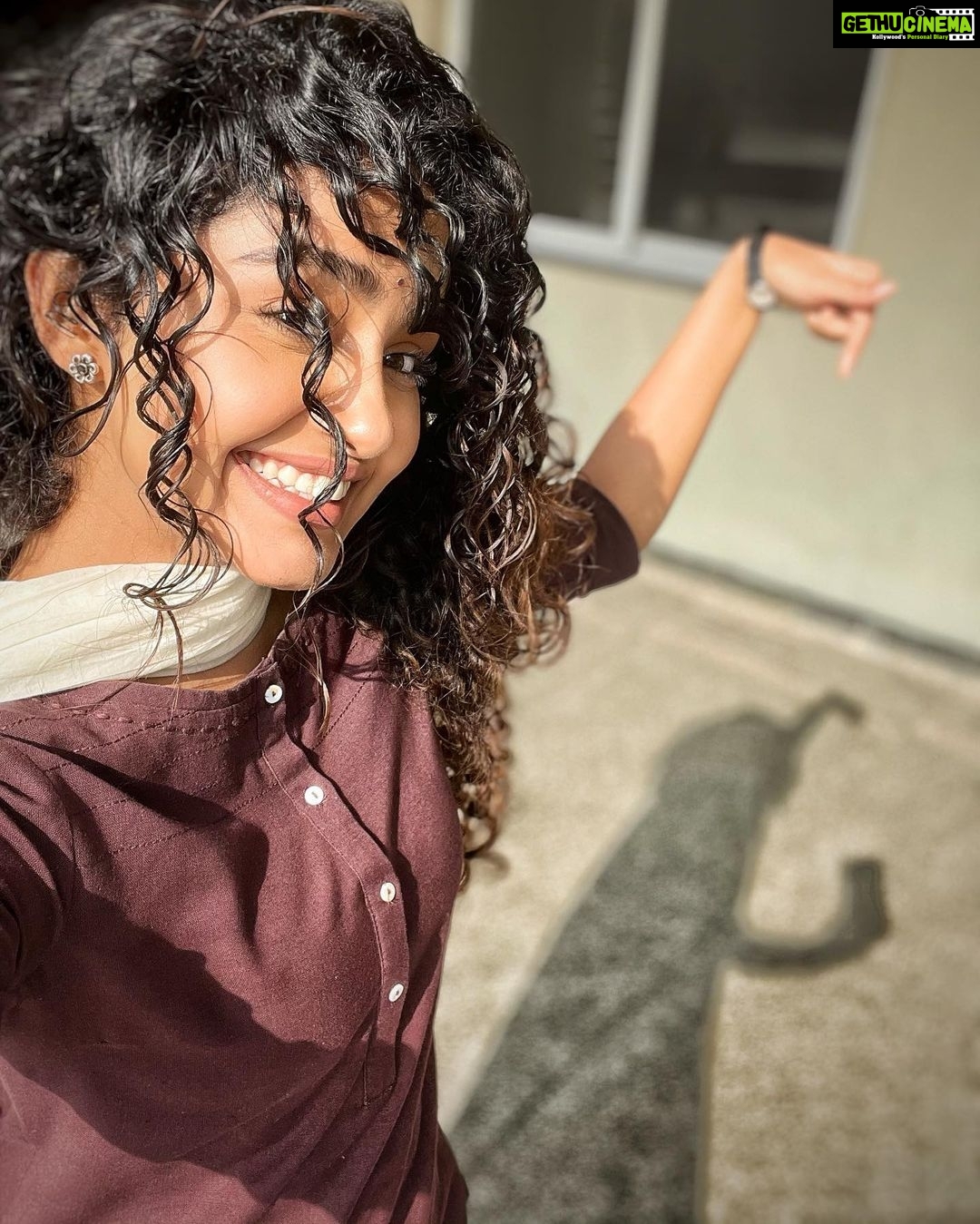 Anupama Parameswaran Instagram - Awwww!!! My shadow is imitating me!!! How sweet !! Love you 😘