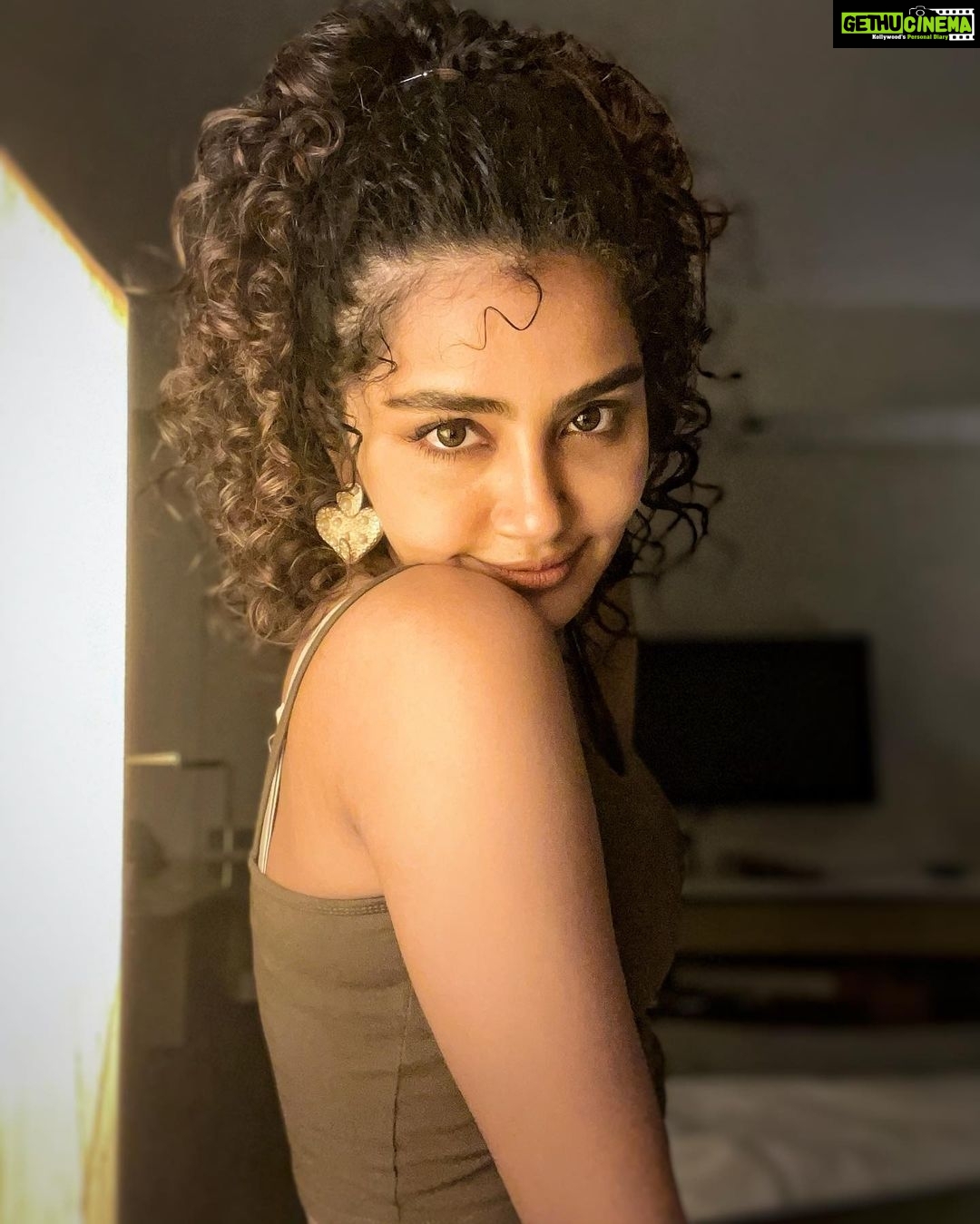 Anupama Parameswaran Instagram - Blood type : matte black with a hint of gold 💫