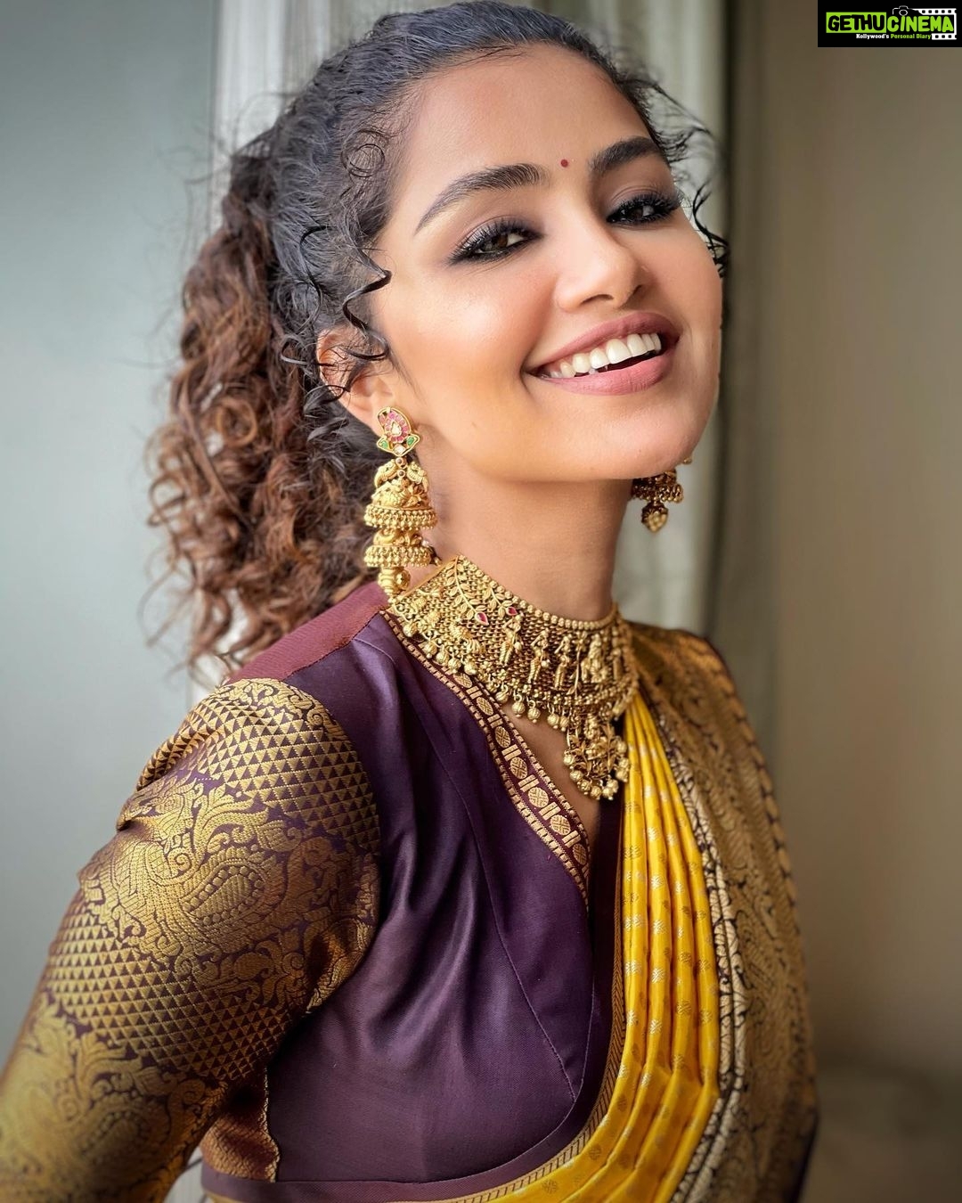 Anupama Parameswaran Instagram - Candid love ♥️ Saree @mugdhaartstudio PC @ganeshpeddireddy 😇 Jewellery @aarni_by_shravani
