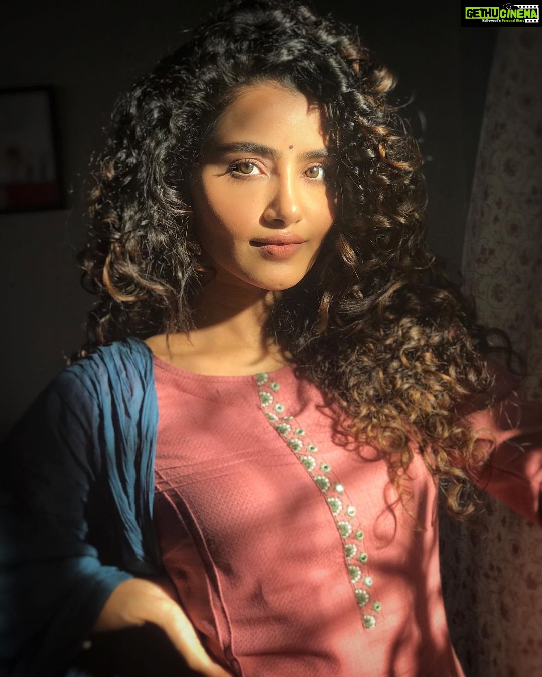 Anupama Parameswaran Instagram - Hey you... Keep your face always toward the sunshine and shadows will fall behind you ♥️