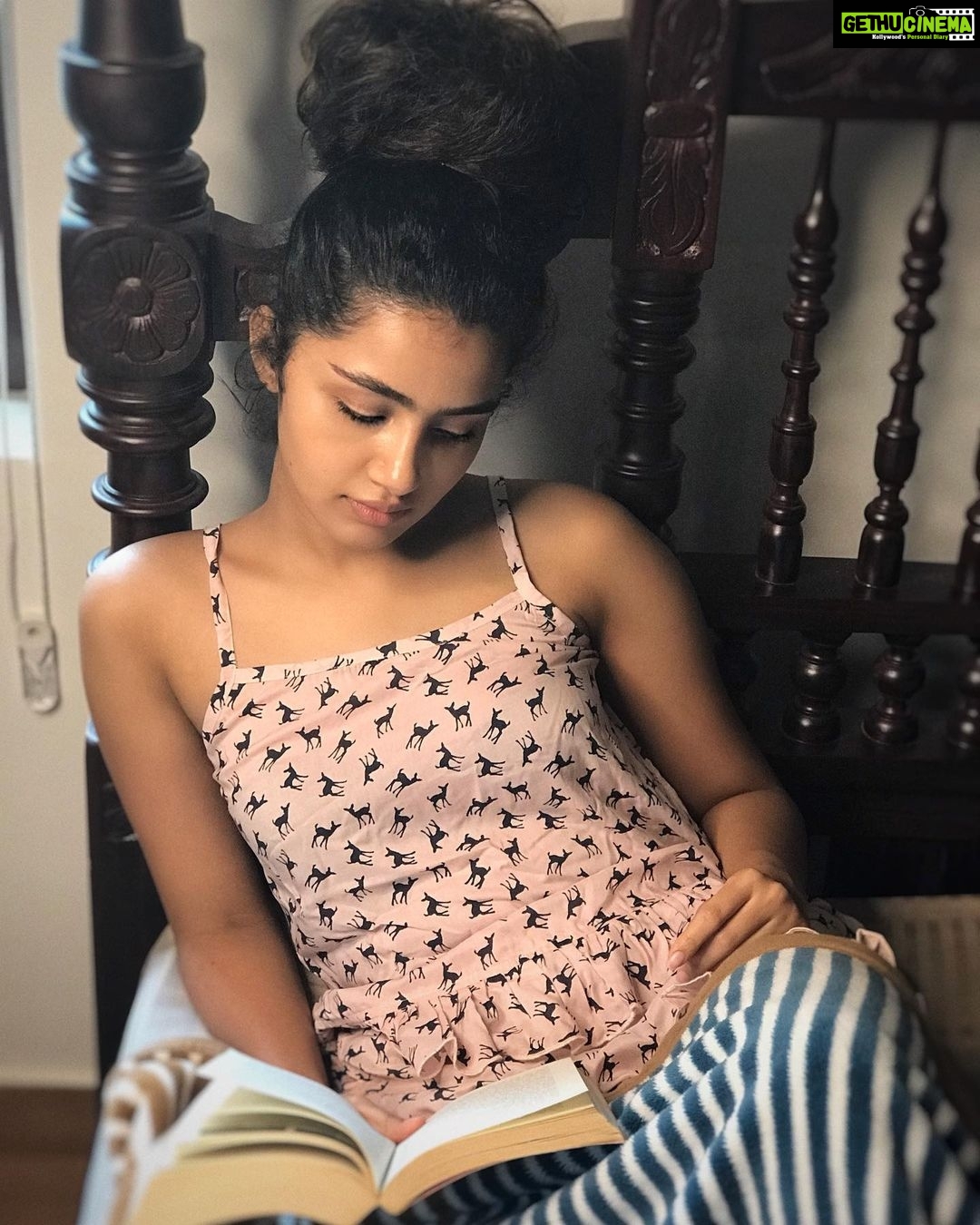 Anupama Parameswaran Instagram - Photography diaries 🤷🏻♀️ 1. I wish this was a candid 2. Na...better to pose... 3. Ooppps... the real candid 😝 Can relate? PC @akshayeparameswaran 🙍🏻♀️ Wearing @clts.in 👚 Thanks for keeping up with Parameswarans my lovely peeps 😘