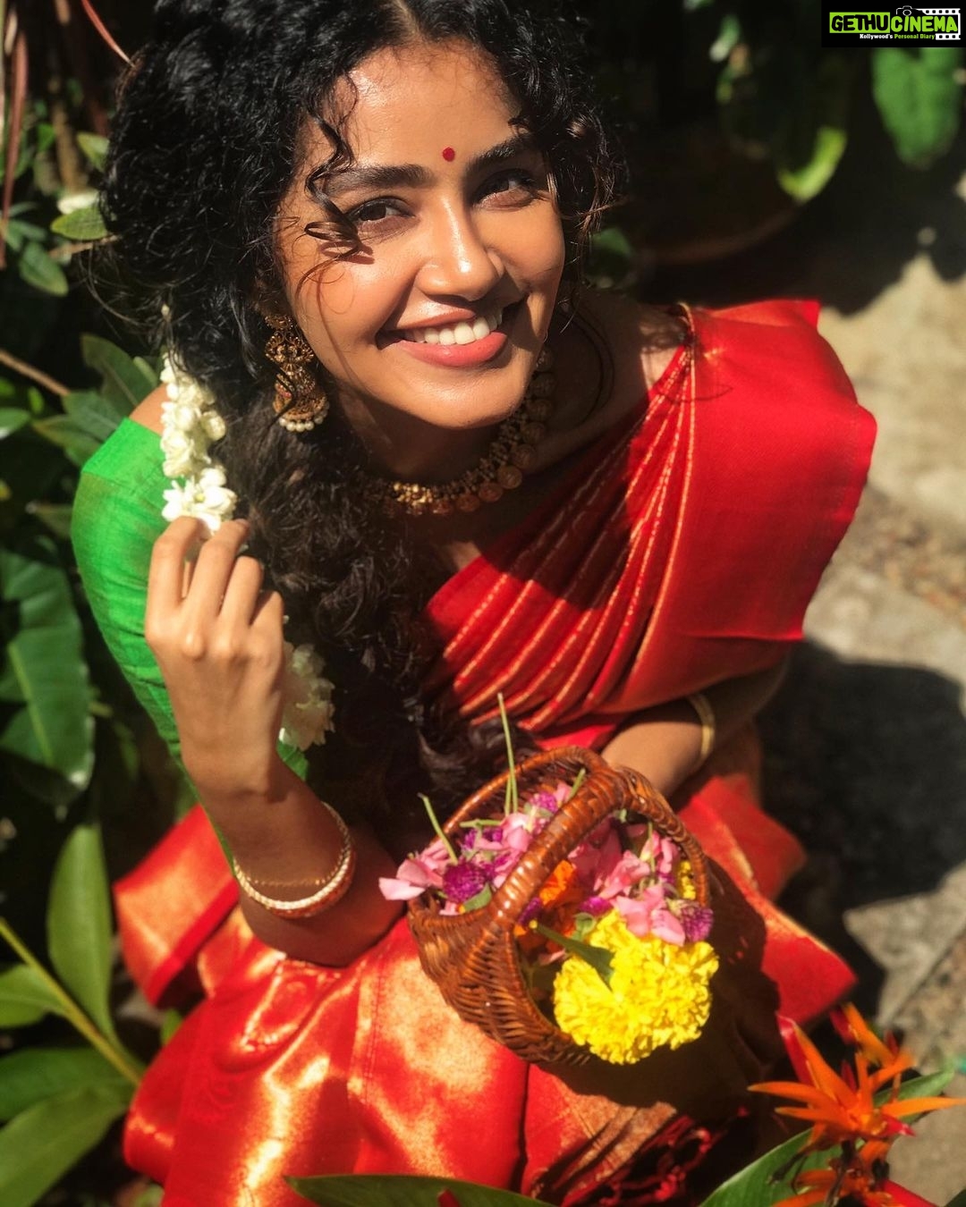 Anupama Parameswaran Instagram - Happy Onam πΊπΌππβοΈ