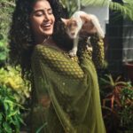 Anupama Parameswaran Instagram - Ancient time cats were considered as gods... I’m damn sure they haven’t forgotten that...😂😂😂😂😂 that attitude though 😏😒look at his #scarypaws 😲😥