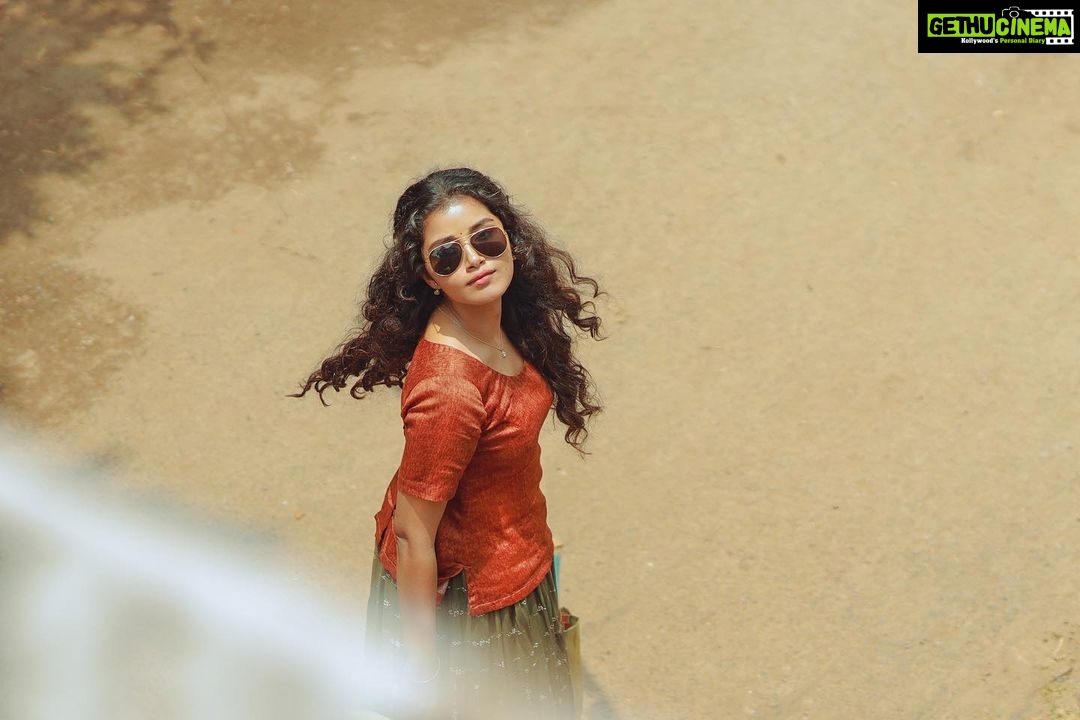 Anupama Parameswaran Instagram - Uber cool shyama... haven’t met her? Okay link in my bio 😘 Btw thanks tons for the love ... and @sbk_shuhaib what a timing yaaar 🥰😘