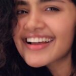 Anupama Parameswaran Instagram - Tried humming #Unnimaya ... @dqsalmaan & @gregg_dawg ... now pls don’t make fun of me ... @sreehariachunair so sorry for this torture 😝😬🥶not the best singer in the town ... that’s y I made it “thanana thaane “I tried though 😒🤷🏻‍♀️ The original link is in my bio ... ♥️