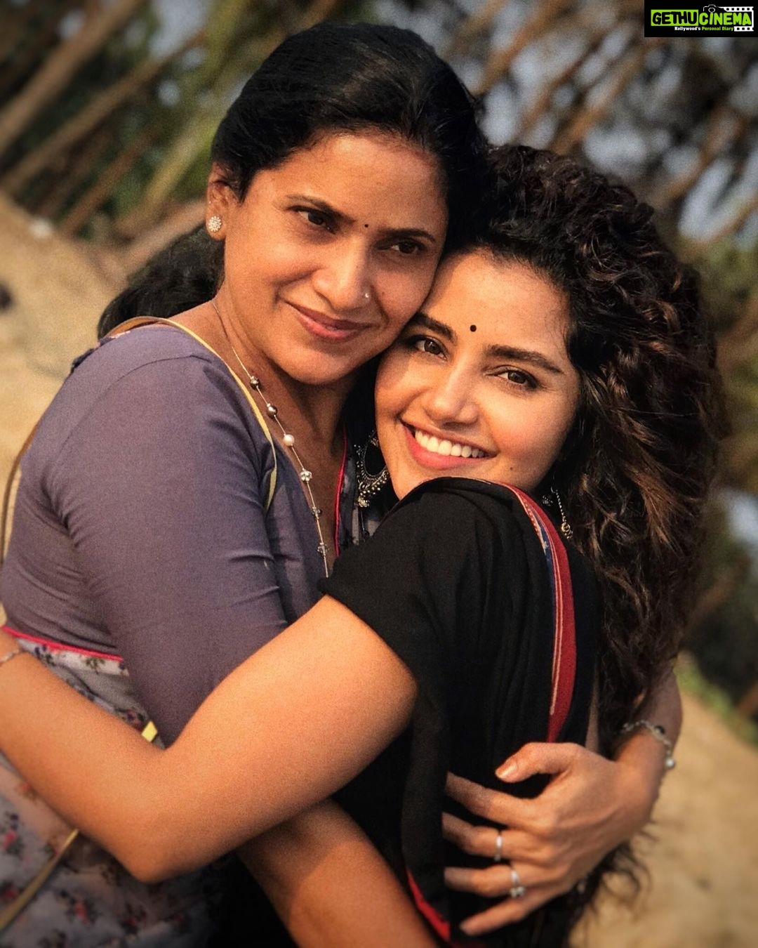 Anupama Parameswaran Instagram - Happy Mother’s Day buddy 🤪 @sunithaparameswaran75 😘