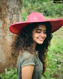 Anupama Parameswaran Instagram - Cheese to photographs Cheers to life ♥️ #upsanddowns#thistooshallpass#positivethoughts#movingon#monsoonhat