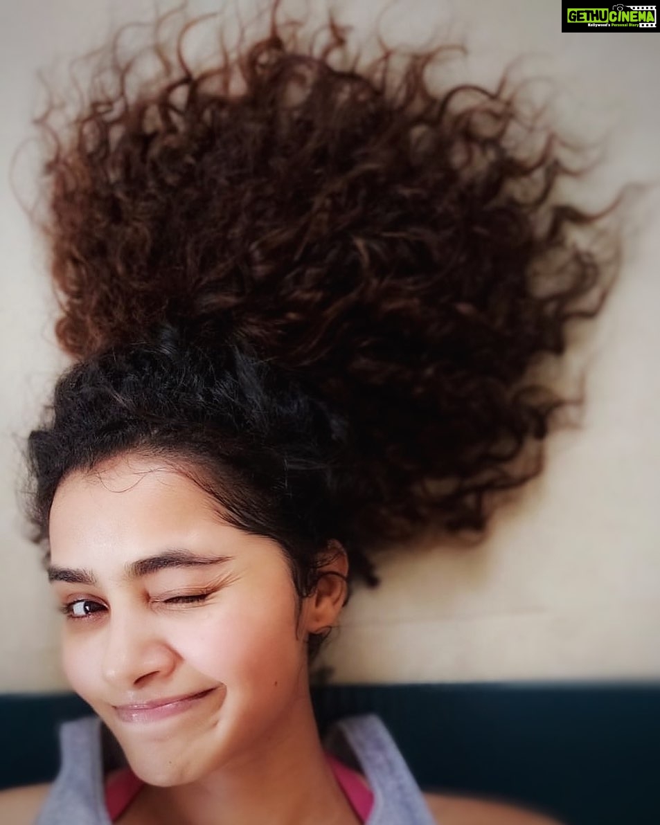 Anupama Parameswaran Instagram - Hey whatsupppp you all βΊοΈ like my crown? π©π»β𦱠and my winged brow π€ͺ#curlcrown#sweatingitout#beinggoodkd#lockdownface#cantwaittowork