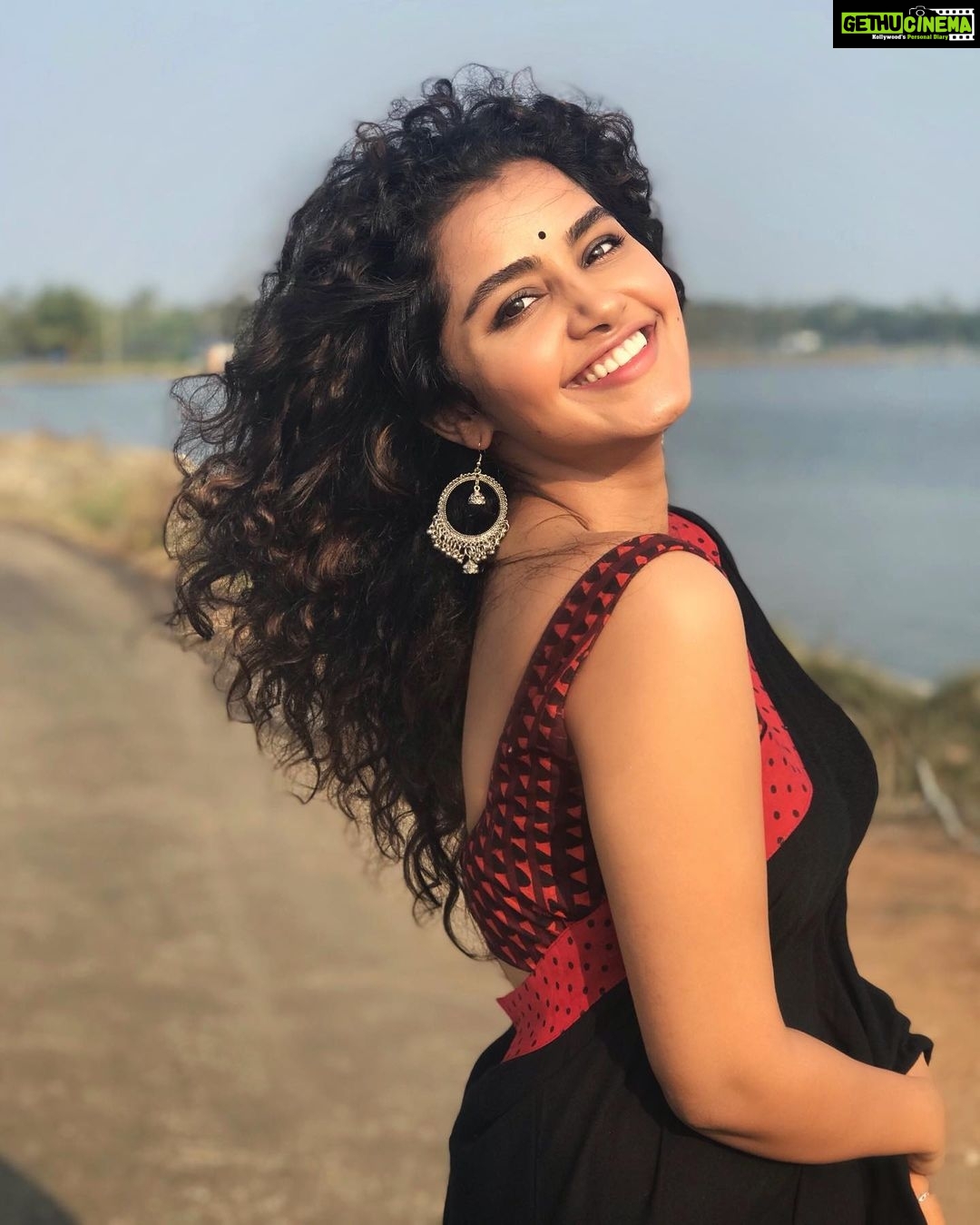 Anupama Parameswaran Instagram - 24 βπΌπ #birthdaygirl wearing a beautiful saree by @pearlemaany β₯οΈ