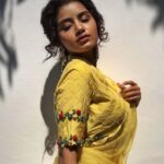 Anupama Parameswaran Instagram - Bronzed 🍂 PC @sajadkaakku ♥️ Styling by @lavanyabathina & @venkatesh_93 😍🥰 Saree by @affairs_label Accessories by @chennai.allcollections