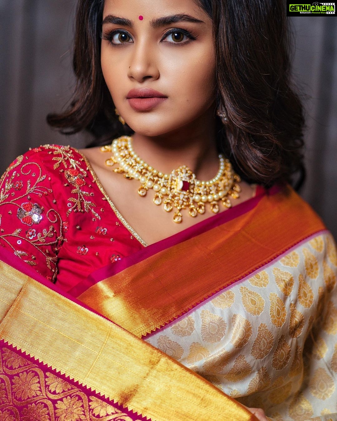 Anupama Parameswaran Instagram - Styling by @lavanyabathina & @venkatesh_93 Blouse Designer by @chandraandvamsistudio Accessories by @kundhanajewellery P.C 📸 by @sreekruthsravan Hairstyle @thimmappa180