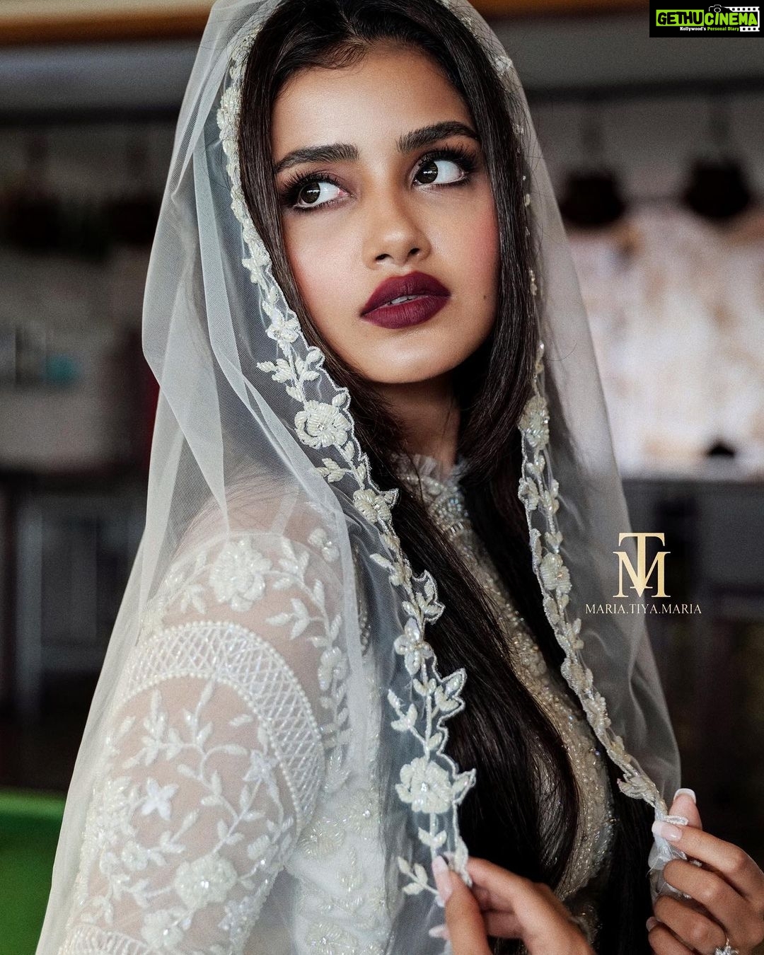 Anupama Parameswaran Instagram - ☃️☃️ Merry Christmas 🎄 Wearing @maria.tiya.maria 🧖🏻♀️ Styled by @joe_elize_joy 💋 @shiva_makeover 💄 @fazil_pallikkal_ 📸 @m.o.dsignature 💍