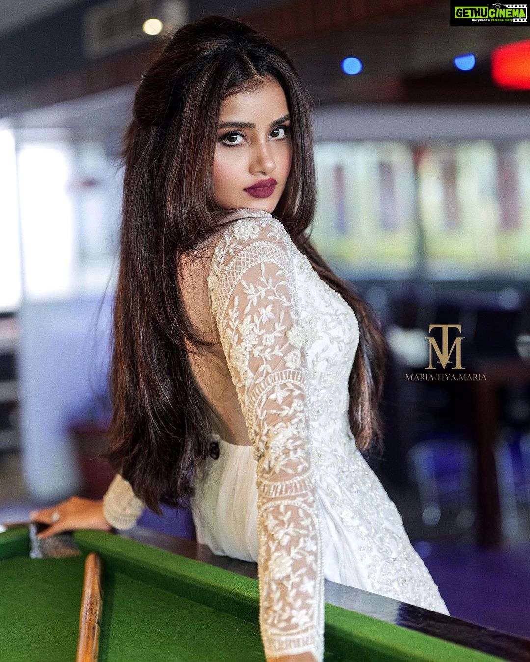 Anupama Parameswaran Instagram - βοΈ Merry Christmas π Wearing @maria.tiya.maria π§π»ββοΈ Styled by @joe_elize_joy π @shiva_makeover π @fazil_pallikkal_ πΈ @m.o.dsignatureπ