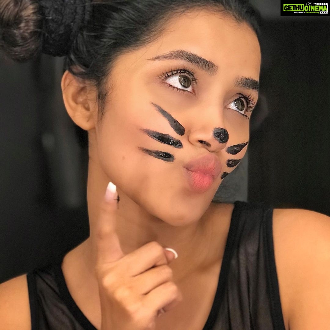 Anupama Parameswaran Instagram - The @carbon_bae CAT Like all of you .. I too love to pamper myself....ππ»π¬ And the first thing that comes into my mind is my skin .... π Daily pollution, makeup and dirt causes immense damage to my skin ... π when ever I get time ... I try making my own face mask π₯£ But recently @carbon_bae sent me one of their amazing products.. Their βherbal face masque πΏβ... I used it a few times already...ππ»ββοΈ Trust me guys .... totally Iβm in love with it ... It detoxes and deep cleanses my skin thoroughly leaving a glow β¨ and no nasty chemicals.... What more do I want ...? π So check out @carbon_bae for more amazing stuff... you are gonna love them... π€© Have a nice weekend β₯οΈ