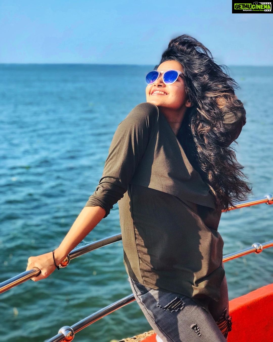 Anupama Parameswaran Instagram - The breeze 💨🌊 PC @vaishnavsanil