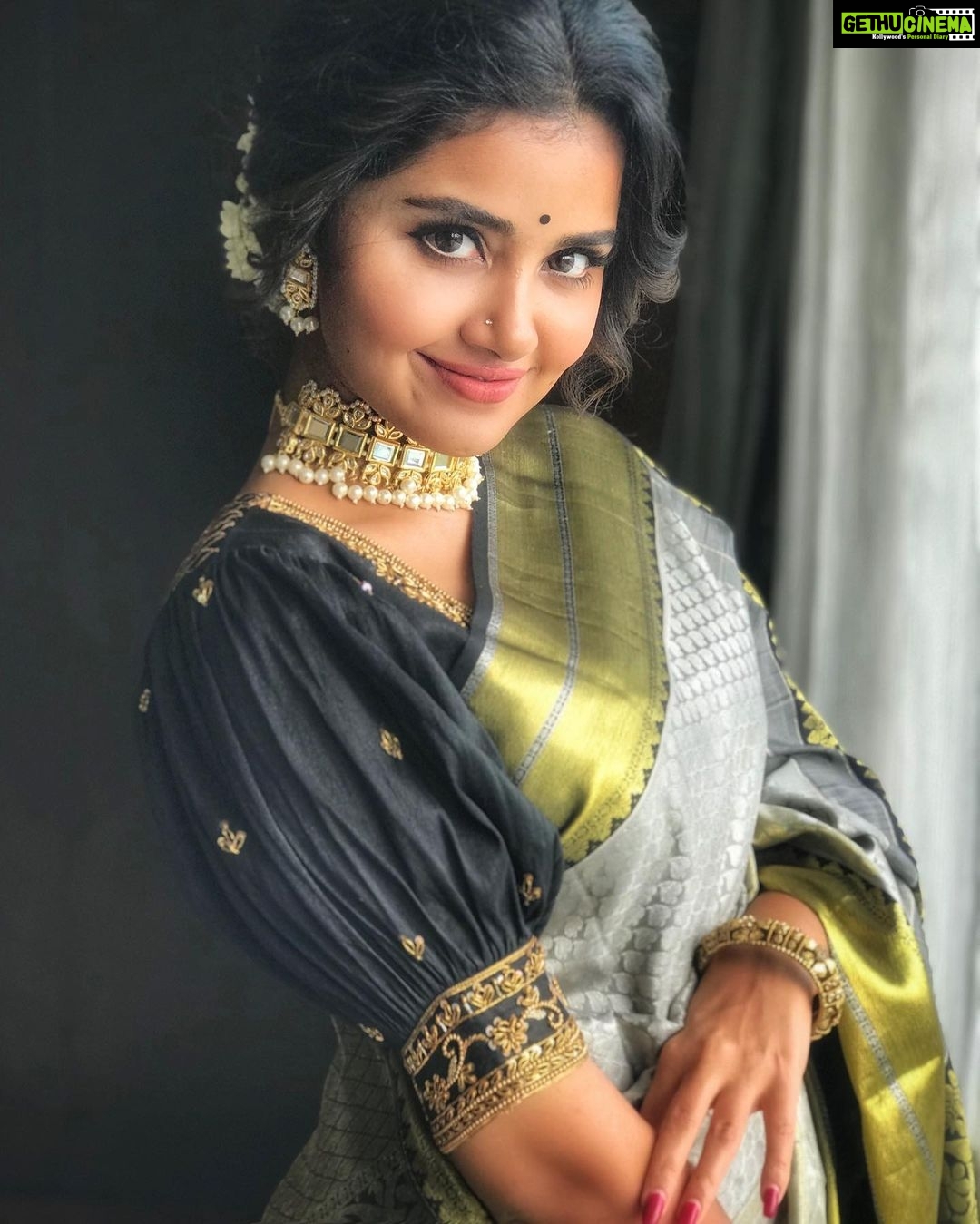 Anupama Parameswaran Instagram - 💎 Styling @lavanyabathina & @venkatesh_93 Saree @kancheesilks Blouse @chandraandvamsistudio Jewellery @rubansaccessories Makeup @makeupbysiva Hairstyle and PC @thimmappa180 🤗