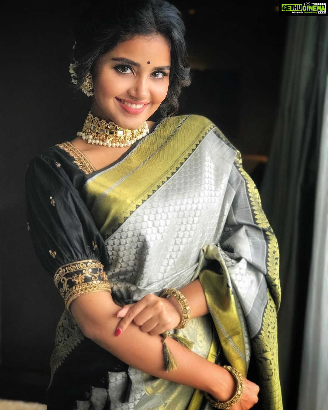 Anupama Parameswaran Instagram - Navratri is here👑 Styling @lavanyabathina & @venkatesh_93 Saree @kancheesilks Blouse @chandraandvamsistudio Jewellery @rubansaccessories Makeup @makeupbysiva PC and hairstyle @thimmappa180 ♠️