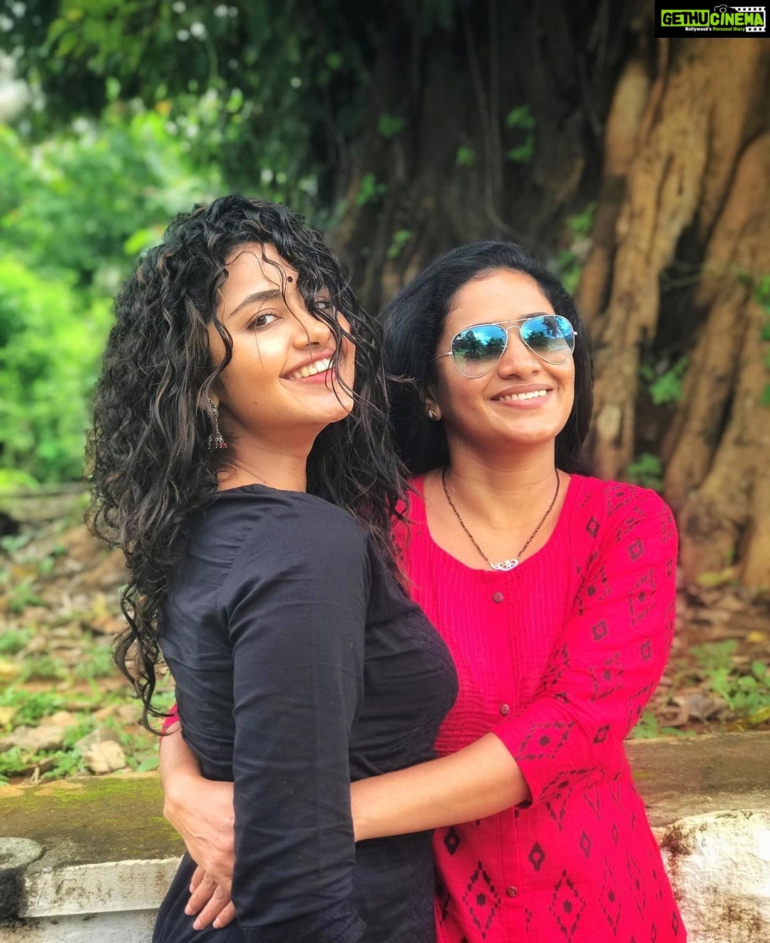 Anupama Parameswaran Instagram - Us 👩❤️💋👩 @sunithaparameswaran75