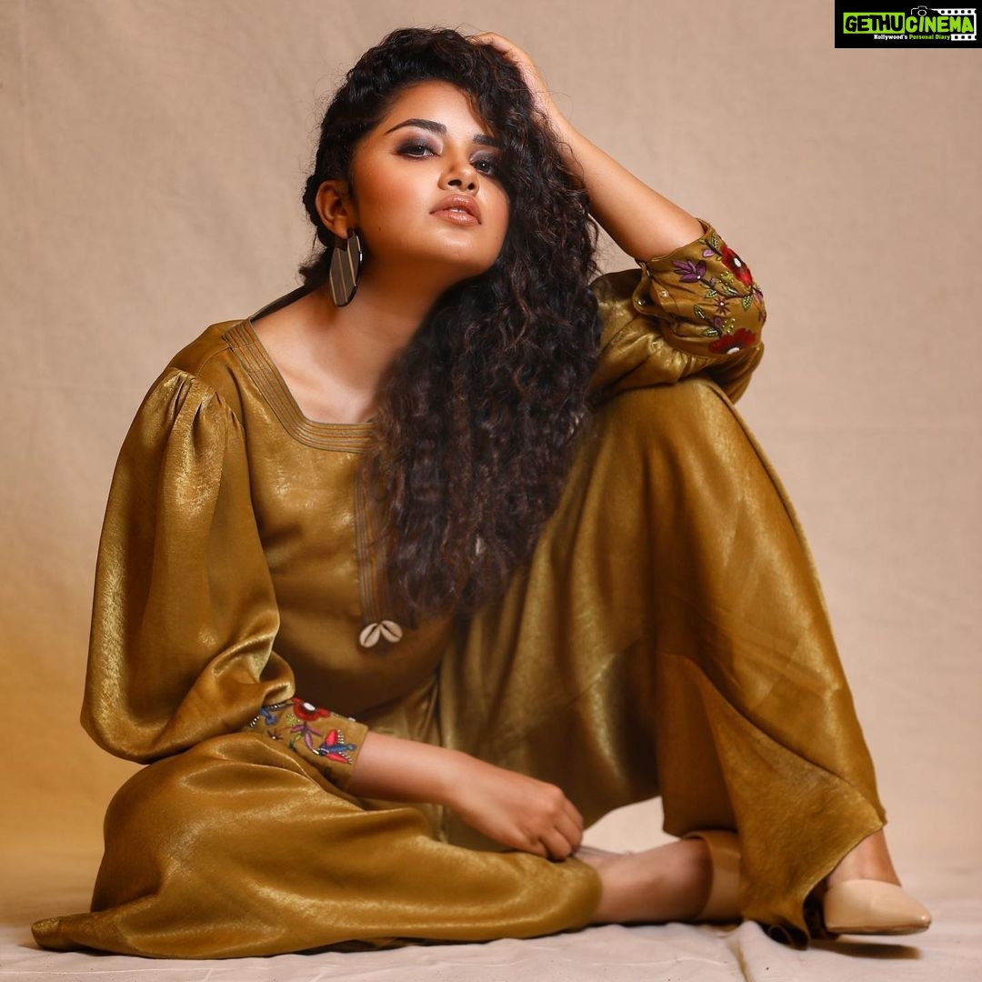Anupama Parameswaran Instagram - 🍂 Styling @lavanyabathina &. @venkatesh_93 Outfit @non.con.form Accessories @rubansaccessories PC @vd_galleries