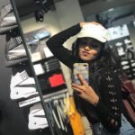 Anupama Parameswaran Instagram - You know what ... this mirror was lit 🔥 couldn’t stop myself from clicking a pic of it.... 😲 oops... is that me 🤷🏻‍♀️ oh yeahhh .... now I know why it was so 😝🤣🙈