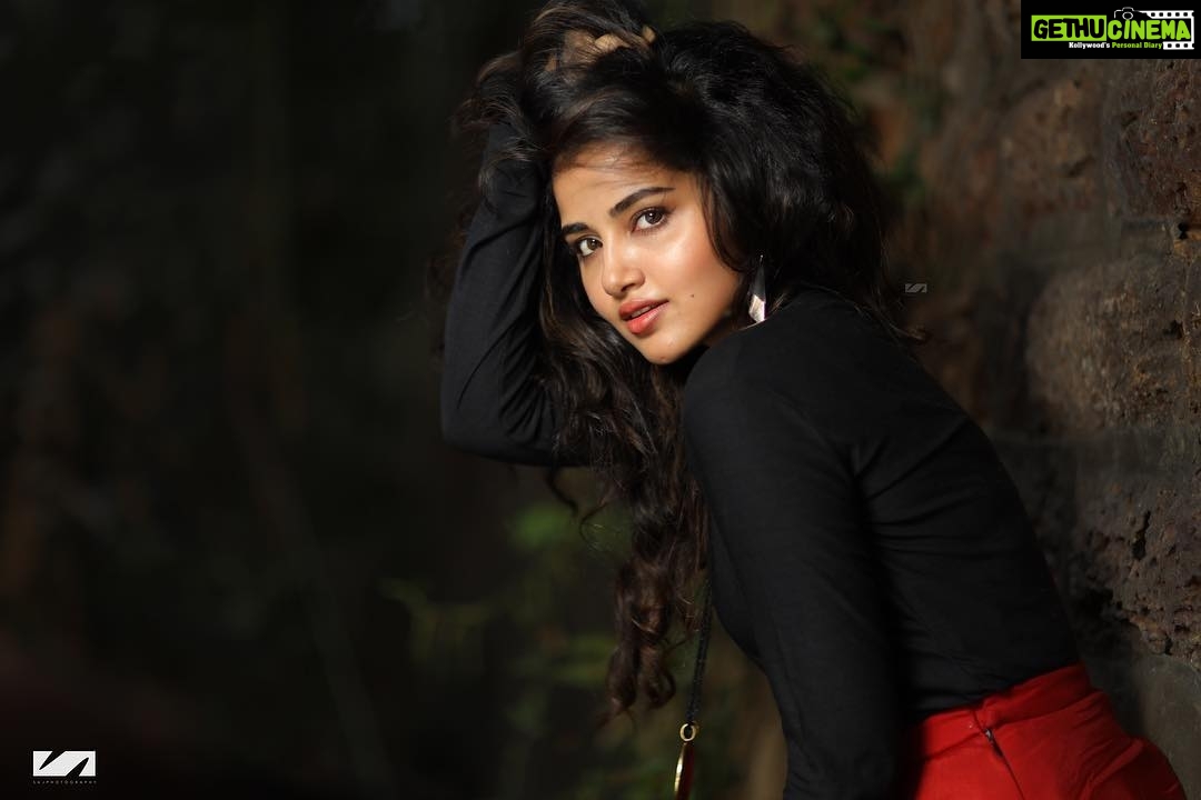 Anupama Parameswaran Instagram - πππ Clicked by @saj_fotography OUTFIT By : @agrajain Styled by :@lavanyabathina & @venkatesh_93 MUA : meπ