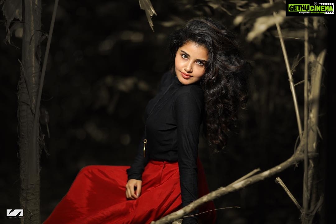 Anupama Parameswaran Instagram - 👩🏻🦱👩🏻🦱👩🏻🦱 Clicked by @saj_fotography 📸 OUtfit by @agrajain Styled by @lavanyabathina & @venkatesh_93 MUA : me 🙈