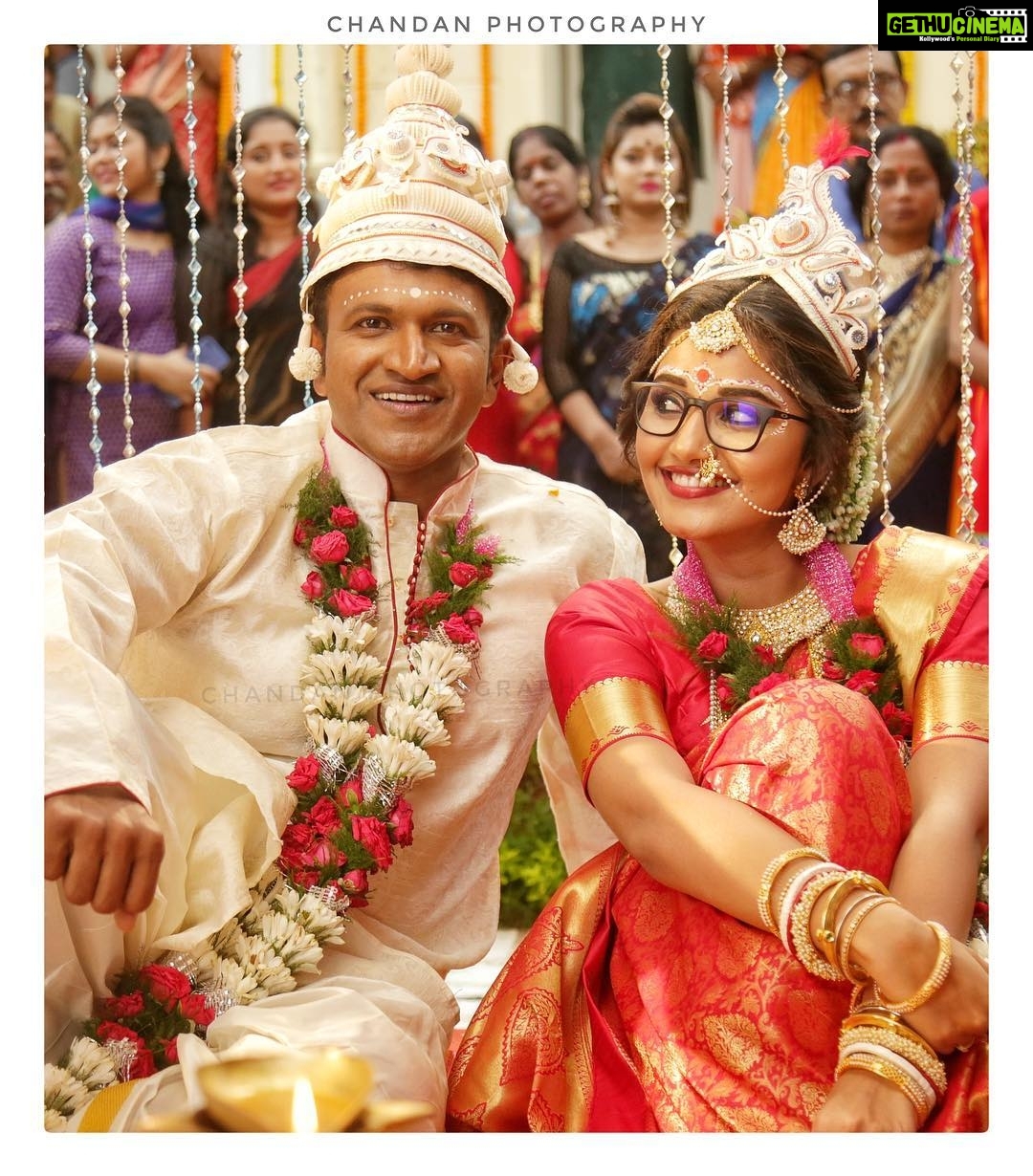 Anupama Parameswaran Instagram - This photo is π₯π Mr. @pavanwadeyar look at my expression... canβt be involved ryt??? You need to buy me an icecream for this one ...And Mr. @chandan_gowda_photography u r the besttttt... last but not the least @puneethrajkumar.official sir .. Iβm sorry for being such a weirdoooooo ππ€·π»ββοΈπ€ͺ #natasaarvabhowma