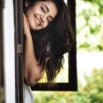 Anupama Parameswaran Instagram – Tell me …how did u make sleepy me look so alive @sou_rav_duken 🤩  loved this one … thankssss buddddddyyyy♥️😍 PC : @skp_streetphotography🤩