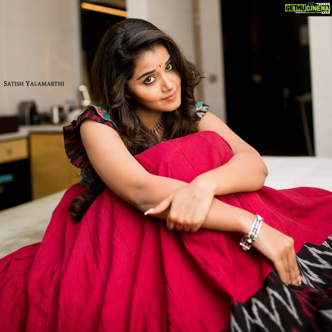 Anupama Parameswaran Instagram - That “aaaahaaa!!” Look I usually give 💃💃💃 Part 2 coz I loved these clicks too😋comment your favourite from these😘 Dress by -@aninaboutique1 Styling-@amulamulya Accessories- @krishnassjoya Clicked by - @satishyalamarthi