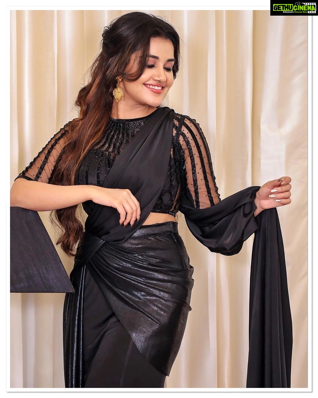 Anupama Parameswaran Instagram - Lady in black ♠️ Styling by @lavanyabathina & @venkatesh_93 Outfit by Fashion PR Accessories by @talashahyderabad PC 📸 by @saiweddingphotography ♥️♥️♥️