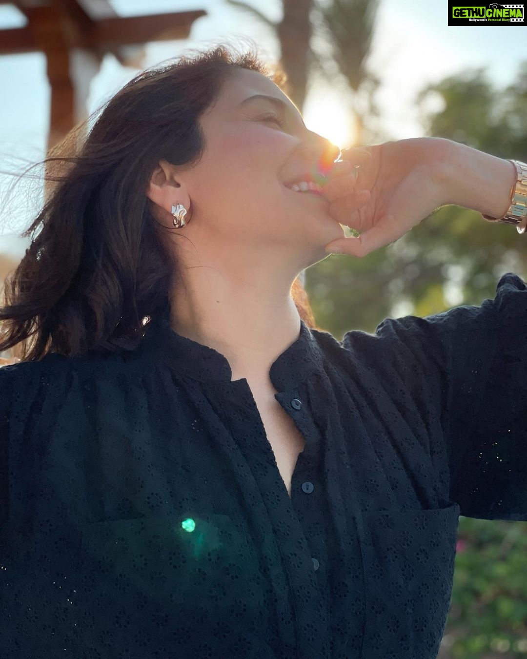 Anushka Sharma Instagram - 🎶Sun was shining, weather was sweet, made me wanna pose, to post some of these🎶 …. Forgot the lyrics to this song 🙃
