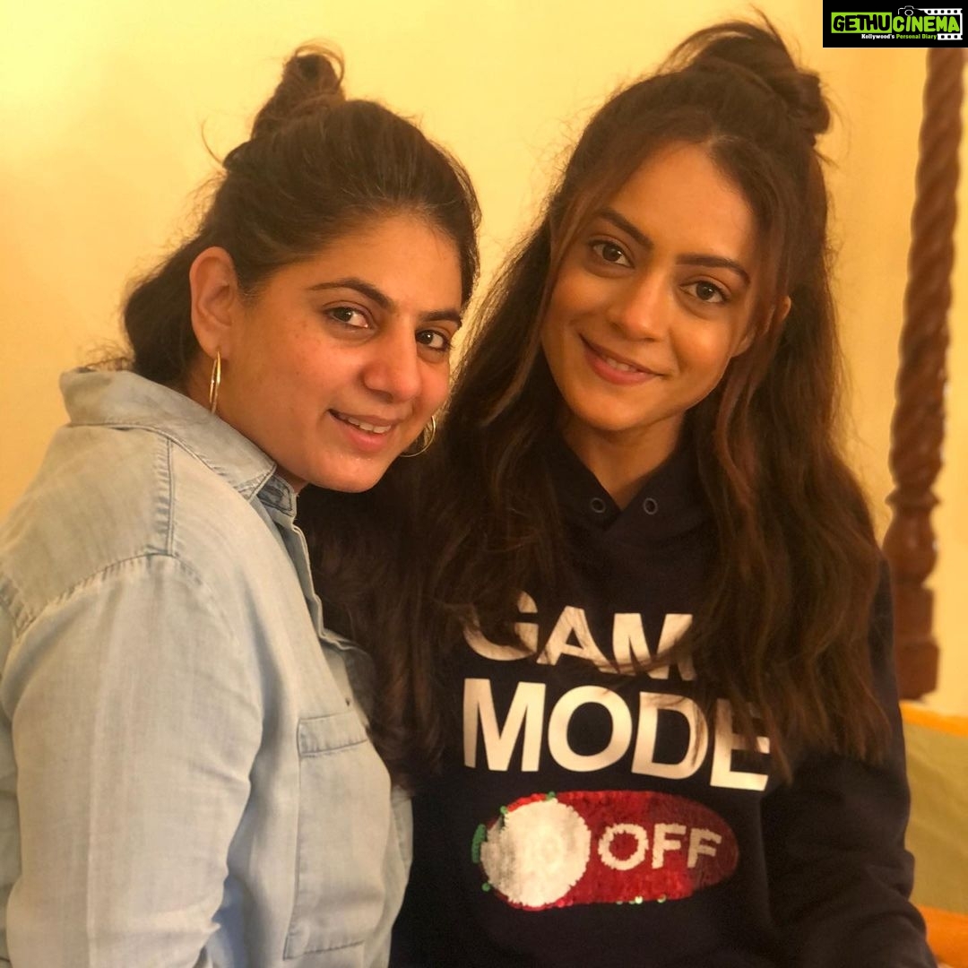 Anya Singh Instagram - Team KBS 🧡 1. The peeps without whom it wouldn’t have been possible 2. Director sir who also doubled as actor sir most days 3. Birth giver to our world and co director 4. One of my wonderful producers who gave me this thoughtful gift the day I got locked 5. The one that made sure I play Umz & gave me the opportunity to work with this brilliant cast 6. The genius’ behind the lens 7. The one that gave me the most comfy clothes 8. The one that made us look beaut 9. Teammmm 10. Our doppelgängers + Part AD team @sameern @segaldeepak @onlyemmay @madhubhojwani @nikkhiladvani @jhavarpriya @ApplauseSocial @Emmayentertainment @gauravvkchawla @ananyananya @naseeruddin49 @raghubir_y @larabhupathi @sakpataudi @kkamra @cyrus_sahukar @varunthakur @anuragsinha_insta @garg.prasoon @devnidhib #PunitMishra #ManishKalra @nimishalok