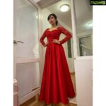 Aparna Vinod Instagram - I feel the most beautiful wearing the dresses that my mom makes for me. And this is one of those dresses made with love. Thankyou to the world's best mom. @vaiga_sukumar PC:@vaiga_sukumar #reddress #gown #ootd #designerwear #mom #mother #love #red #princess #princessvibes #aparna #aparnavinod #red