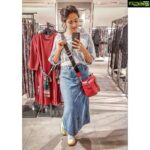 Aparna Vinod Instagram – My messy bun takes about 26 tries before it’s perfectly messy. 
#cutebutdangerous #aparna #aparnavinod #blue #denim #denimskirt #shopping #zara #messybun #zarawoman #bluedenim #goodhairdays #hairgoals