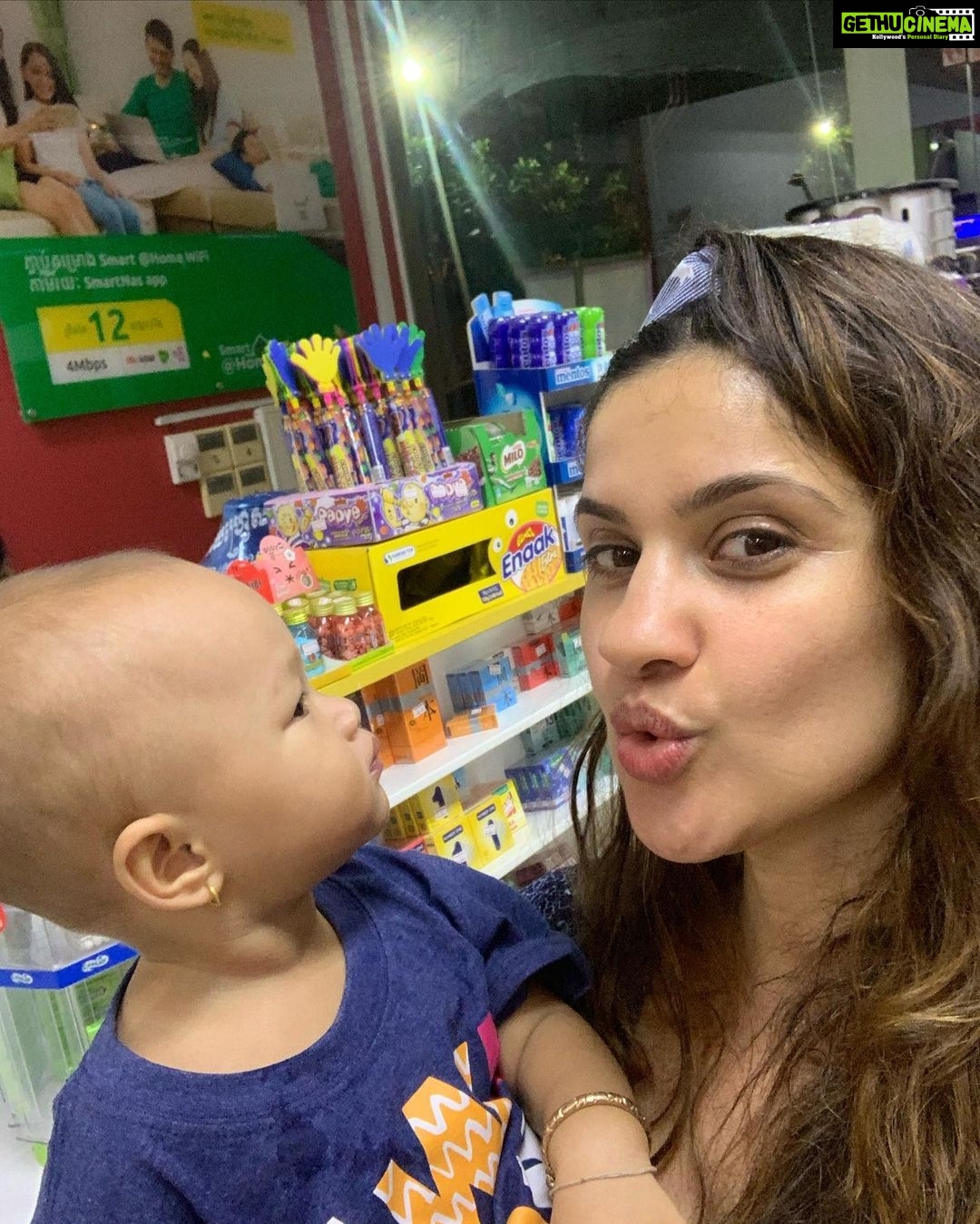 Archana Instagram - For I love sharing love … even if the kids are not in the mood! Hahhahahahahahahahhaha #throwback #tbt #throwback #cambodia #vietnam #2019 #travelphotography #traveldiaries #babies #love #babies #kid #kids Siem Reap, Cambodia,暹粒,柬埔寨