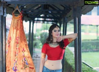 Archana Instagram - #shaadify Because weddings r my favourite things! When 7 years after your marriage you are told let’s do a wedding shoot & make you a bride… hehe . . . #wedding #shadi #shaadi #desi #paithani #paithanisaree #photography #photoshoot #resort #newage #bride #letsgo #lets #love #red #colour #color #india #indian #loveit #sogood #silvassa #tiger #onitsukatiger #yellow #gujarat Designer @mrunmayiavachat 📸 @lakshmiwankhede @mspiration_lakshmiwankhede 💄 @makeupbyhemal Clothesline @nikayifashionstudio Jewellery @siddhi_diamonds Khanvel Resort Silvassa