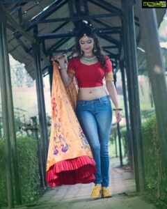 Archana Instagram - #shaadify 
Because weddings r my favourite things! When 7 years after your marriage you are told let’s do a wedding shoot & make you a bride… hehe 
.
.
.
#wedding #shadi #shaadi #desi #paithani #paithanisaree #photography #photoshoot #resort #newage #bride #letsgo #lets #love #red #colour #color #india #indian #loveit #sogood #silvassa #tiger #onitsukatiger #yellow #gujarat 
Designer @mrunmayiavachat 
📸 @lakshmiwankhede @mspiration_lakshmiwankhede 
💄 @makeupbyhemal 
Clothesline @nikayifashionstudio
Jewellery @siddhi_diamonds