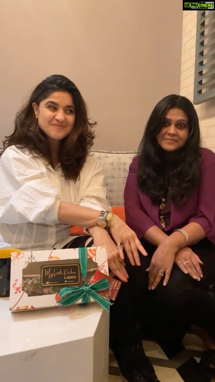 Archana Instagram - That’s how we celebrate the iconic dialogues of #kabhikhushikabhigham brilliant banter between kajol and Fareeda jalal. Thank you @archanaapania for being the perfect kajol to my Chandni Chowk Farida!! Don’t miss the My little kitchen’s special appearance 😂 . . . #kajol #k3gmemes #bollywood #bollywoodmemes #mumbai #mumbaigirls #cinema #bollwoodactress #radiojockey