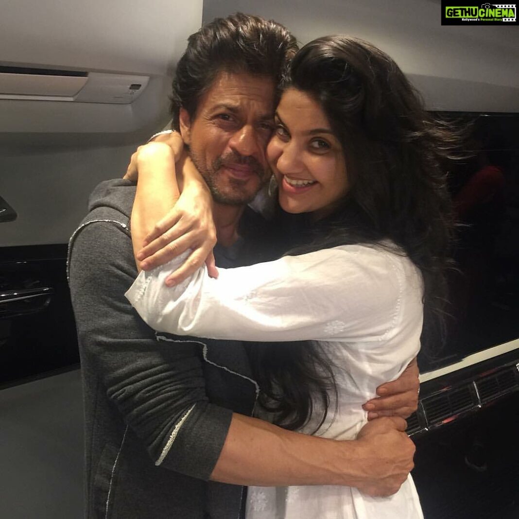 Archana Instagram - To someone who only behaves with so much soooooo much humility love warmth & in a trés dignified manner like none other! Thank youuuu for evrythingggggggg SRK @iamsrk only LOVE FOR YOUUUU