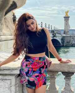 Arthi Venkatesh Instagram - Afternoon strolls in Paris ❤️

.
.
.
.
.
.
#europe #paris #sunsets #france #europe2021 #travel #pontalexandreiii #fall #summer