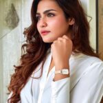 Arthi Venkatesh Instagram - A New Angle On A Classic 🤍 The new Quadro collection by @danielwellington features a new dial shape design that comes in black, white and green dial with two interchangeable traps. I personally love how the design fits any style. Avail a 15% off the website with my code ARTHIXDW. #DWQuadro #DanielWellington