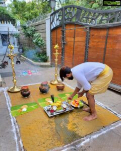 Arun Vijay Instagram - Our pongal tradition...❤
Missed Appa, Amma and rest of the family!! God bless everyone...🙏🏽