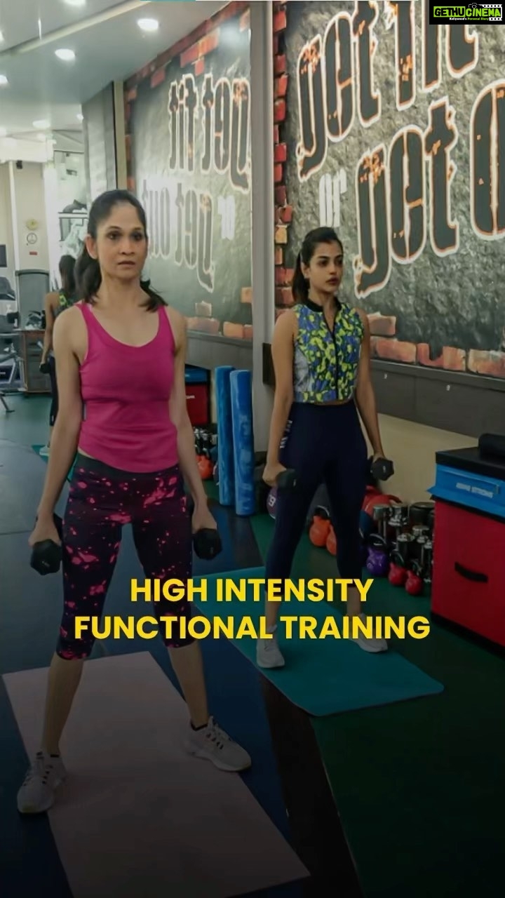 Ashna Zaveri Instagram - This Metabolic Conditioning blast is a combination of many exerices. What you see is: 2 jump squats to plank 2 donkey kick squat down to plank 2frog kicks to plank 2 knee tuck planks to squat and up. We're working on all the major muscle groups while keeping our core engaged and burning as many calories as we can! Think you can keep up? Tell me in the comments how many reps you got in 2 minutes⬇️ #Shalini #ShaliniBhargava #FunctionalTraining #Workout #HighIntensityFunctionalTraining
